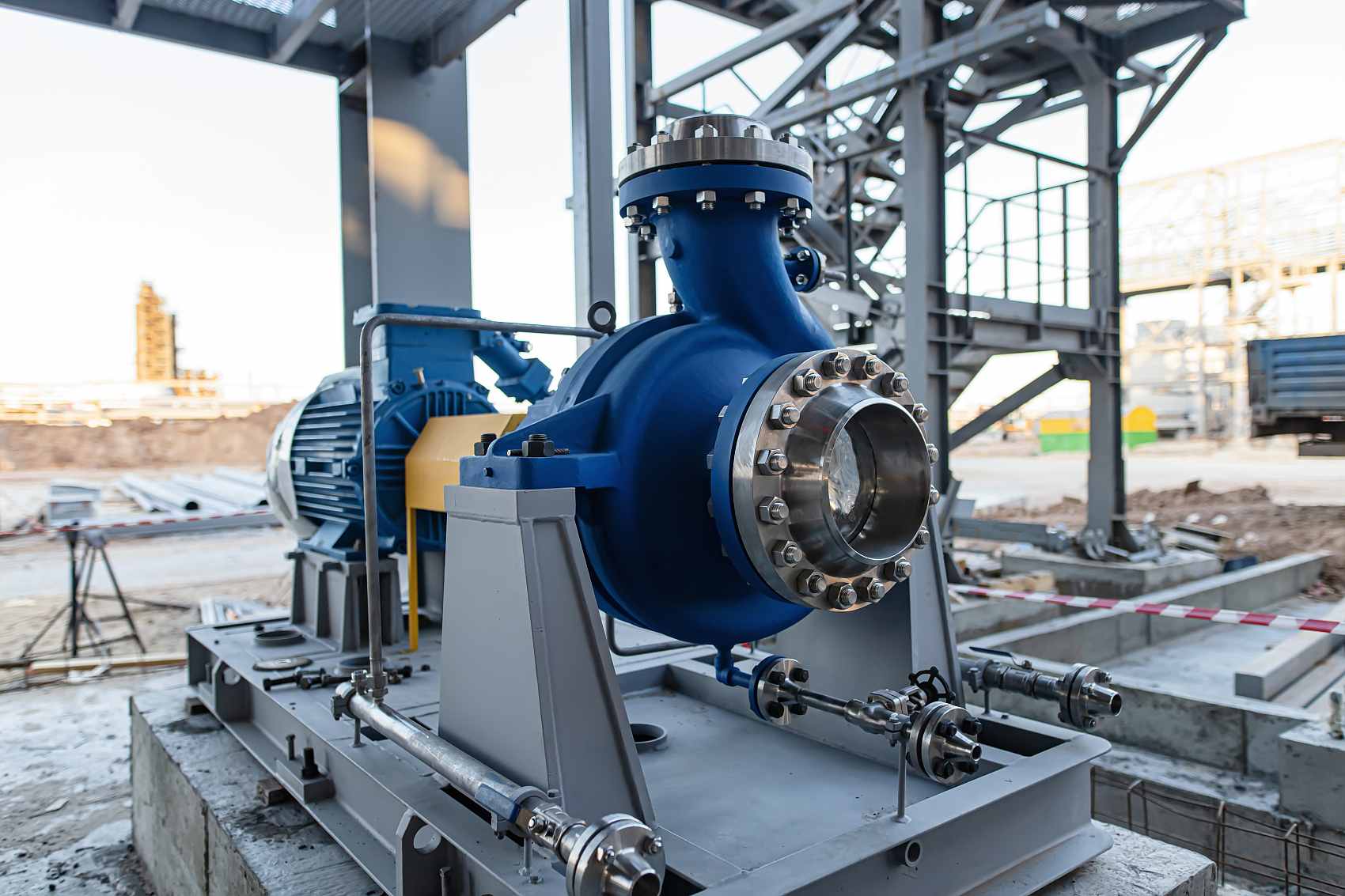 在在建的炼油厂安装新的泵送设备 在在建的炼油厂安装新的泵送设备