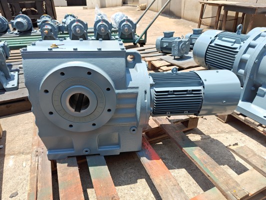 s series helical-worm gear motor