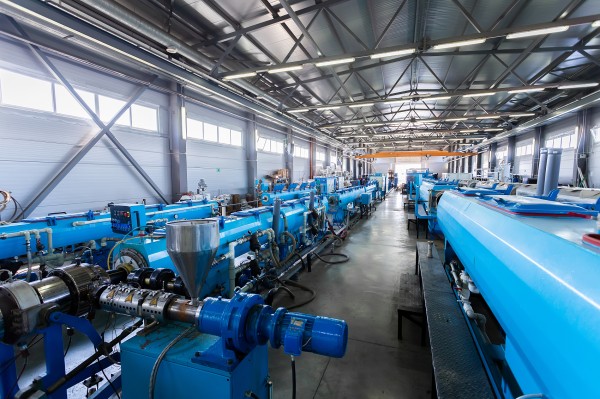 Polymer production line for conveying plastic pipes