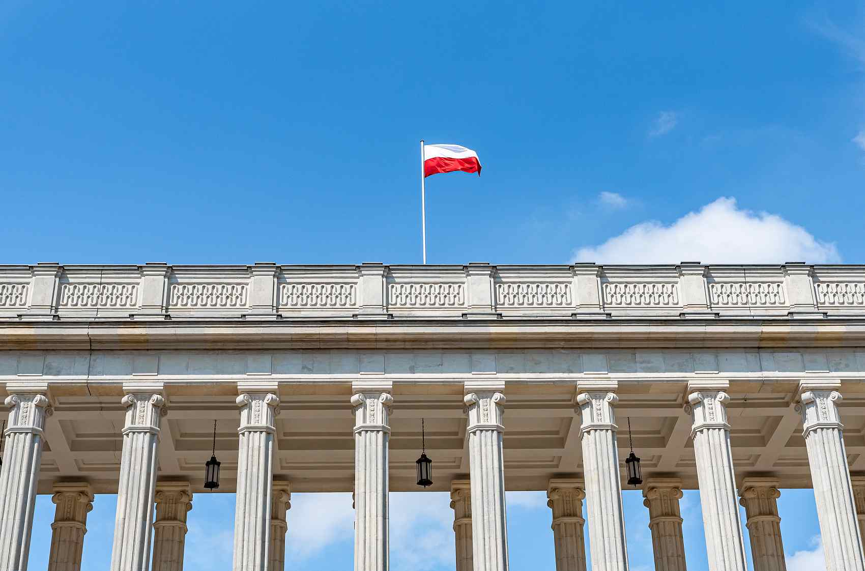 波兰国旗在历史建筑顶部的柱子