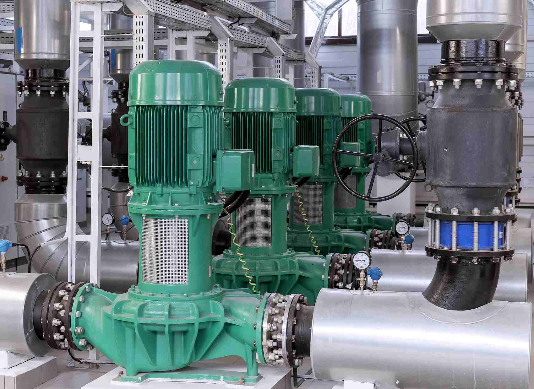 燃气锅炉房管道上的发动机和网泵。