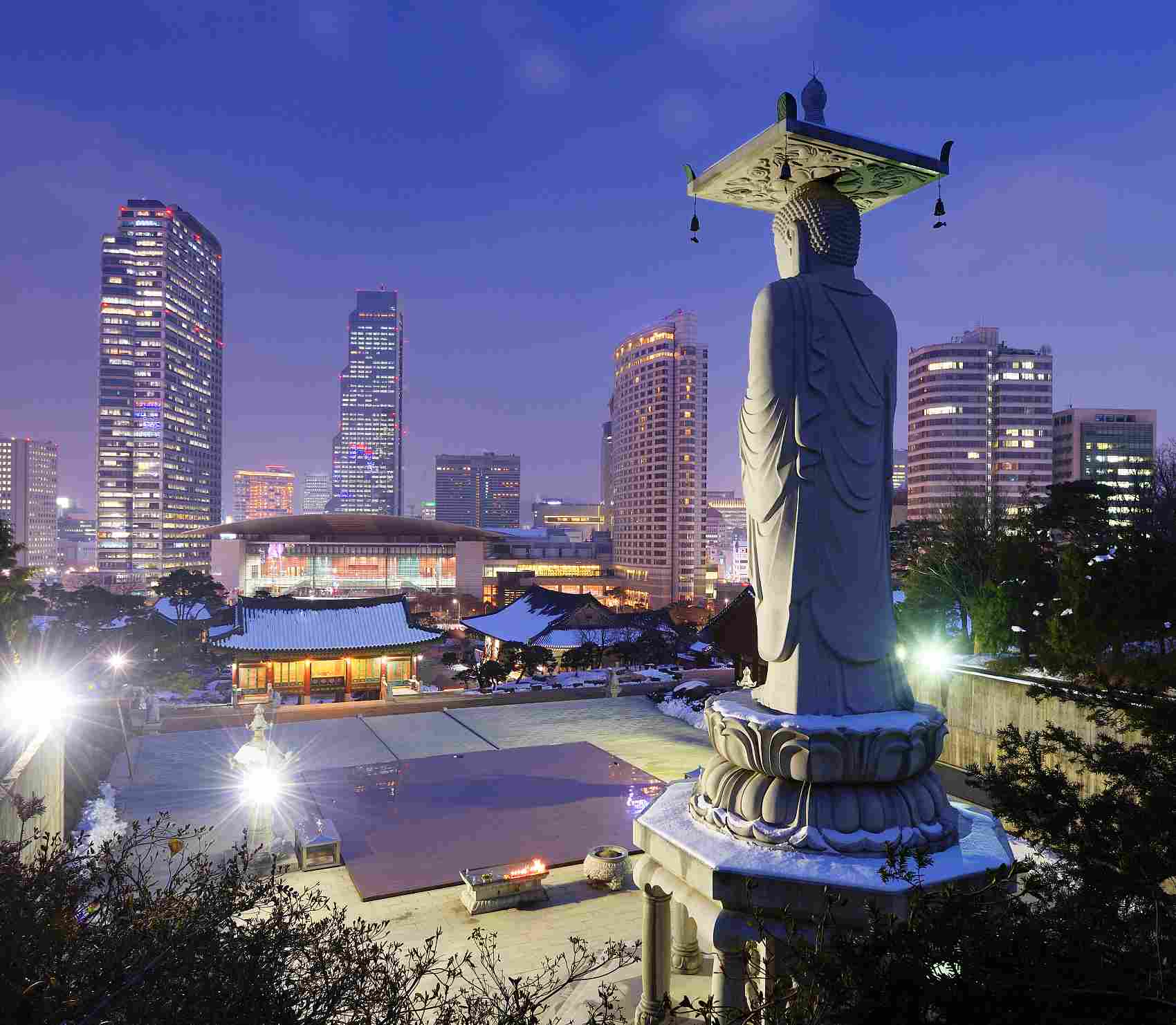 首尔晚上的天际线与雕像