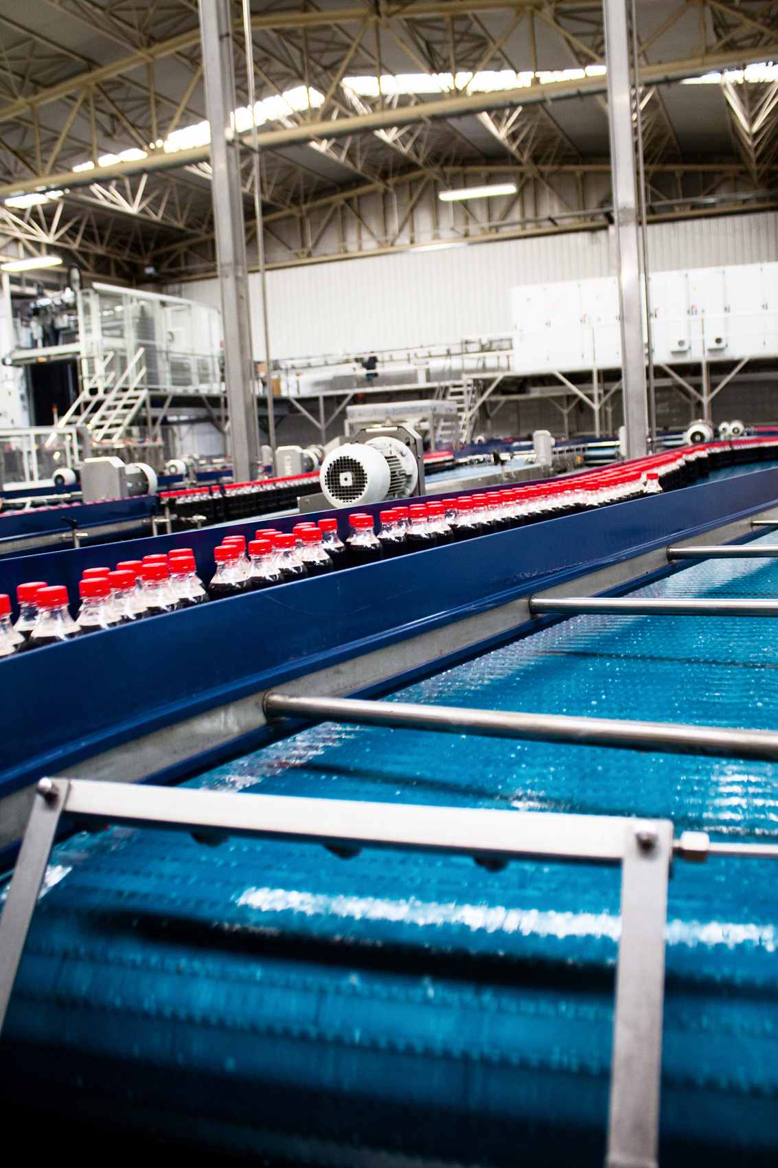 工厂传送带上的瓶子