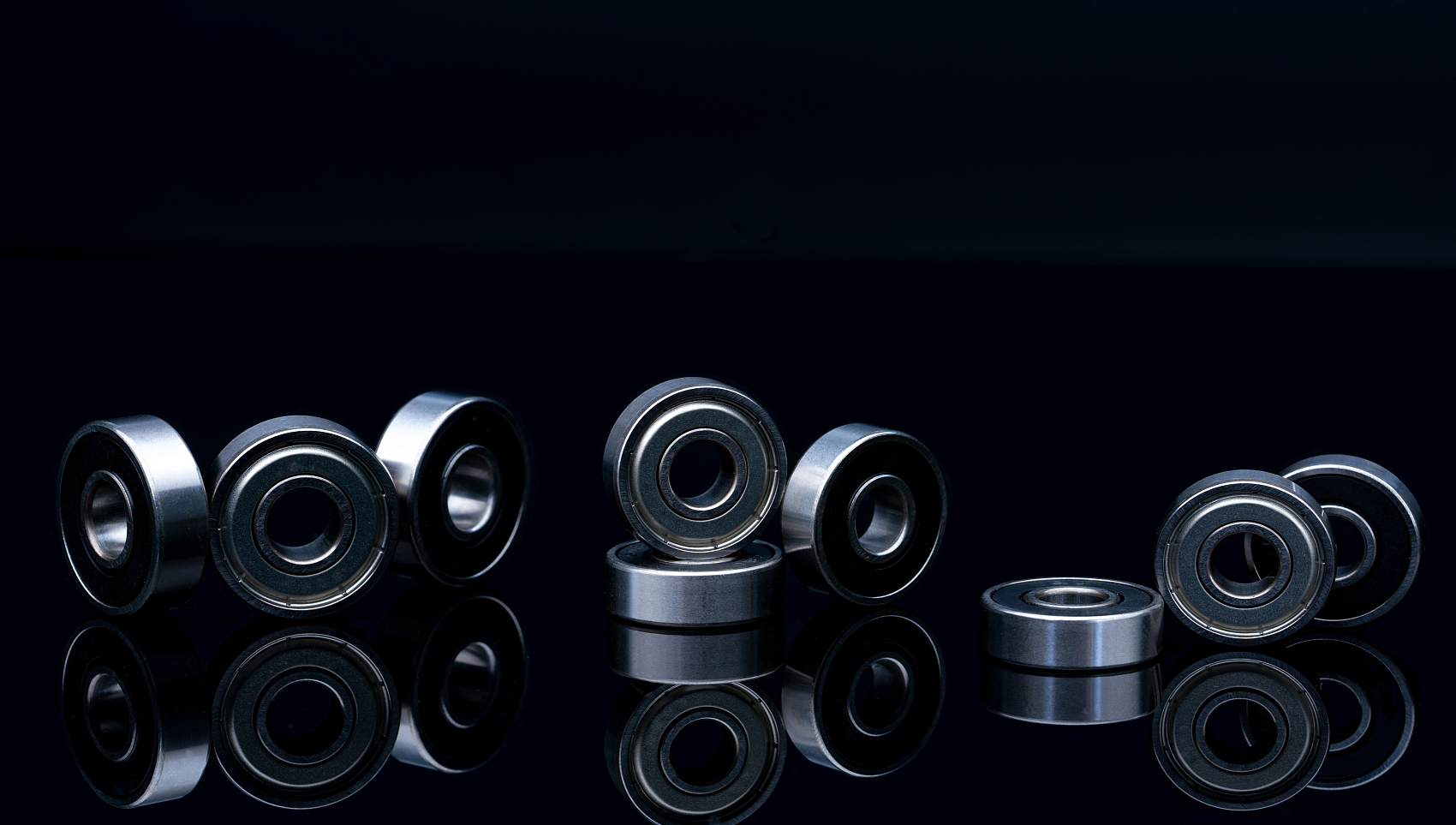 Stainless steel ball bearing on black background. Set of thrust ball bearing and silver ball bearin.jpg